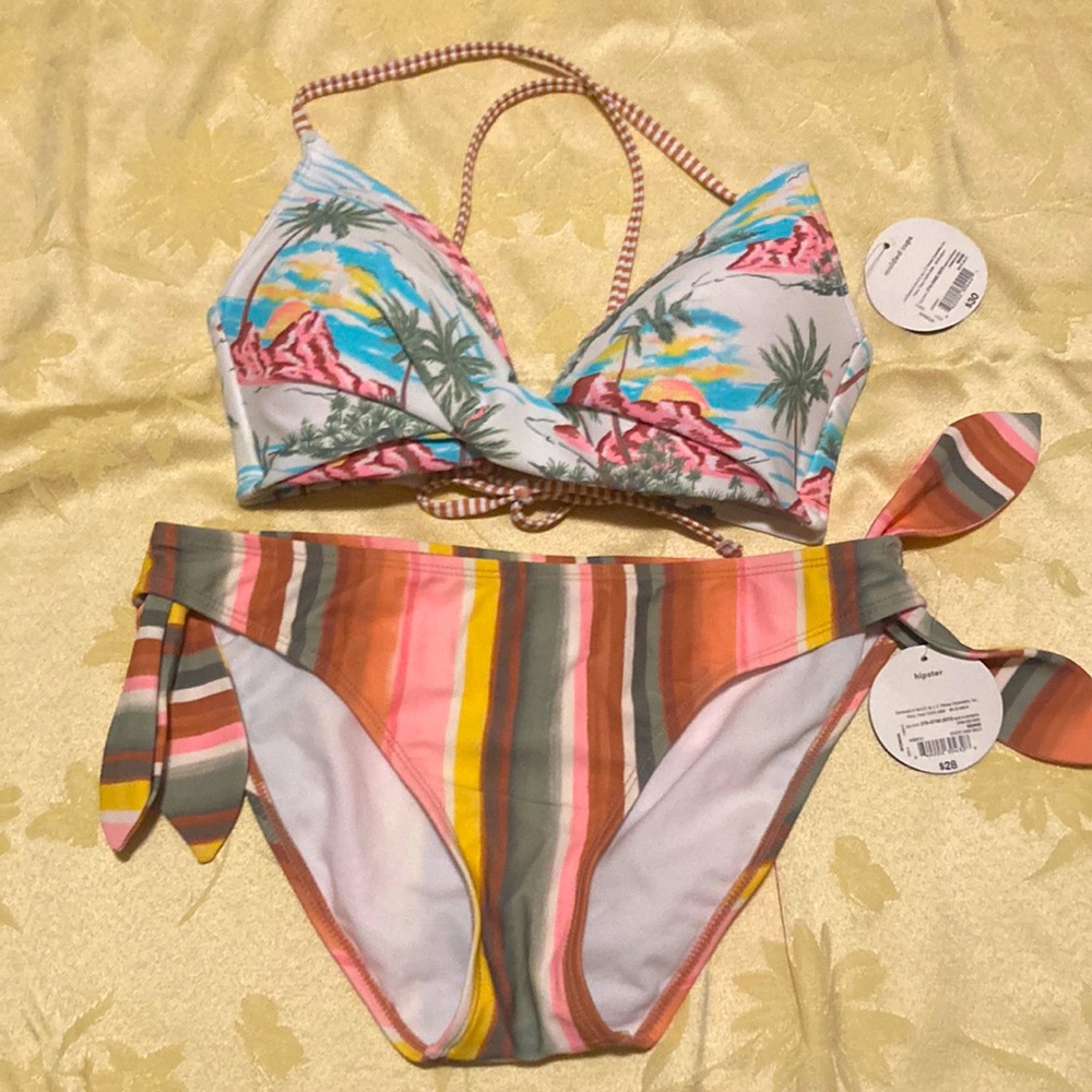 Decree bikini NWT in gorgeous island themed colors. Size medium.
